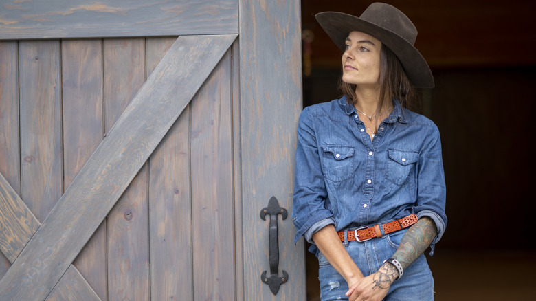 une femme dans une chemise de style western en chambray