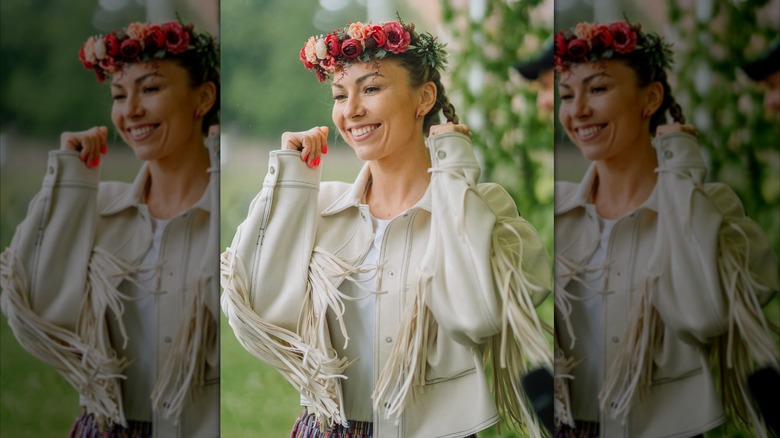 femme en veste à franges blanche