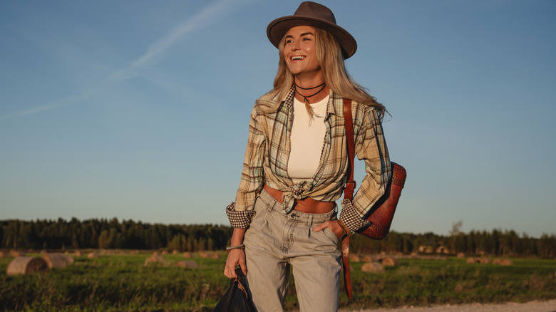 femme portant des vêtements de style occidental