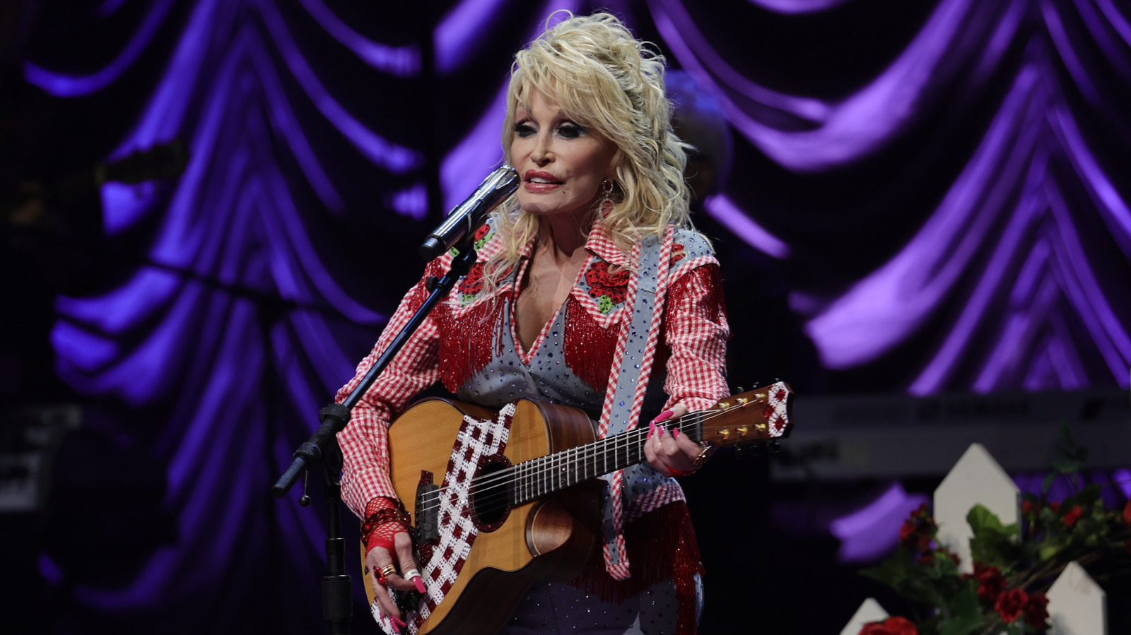 Citation du jour par Dolly Parton : « Vous n'avez pas besoin d'être une beauté délirante pour... »