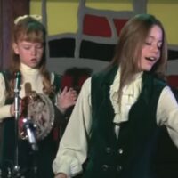 Susan Dey s'est moquée de la garde-robe de sa famille Partridge lors d'un concert d'hébergement SNL dans les années 90