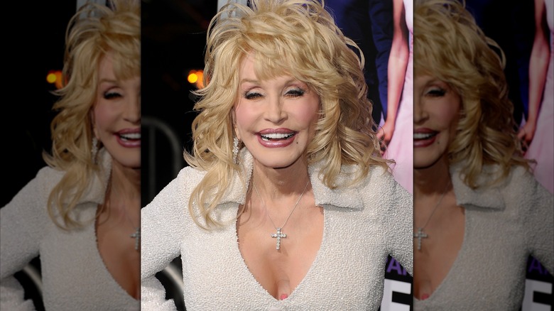 Dolly Parton montre un aperçu d'un tatouage de fleur sur la poitrine lors de la première de Joyful Noise en 2012.