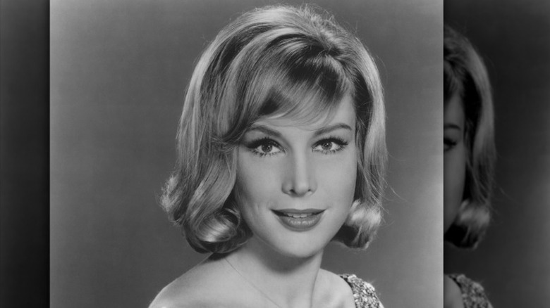 Barbara Eden dans un portrait publicitaire, pris vers 1964
