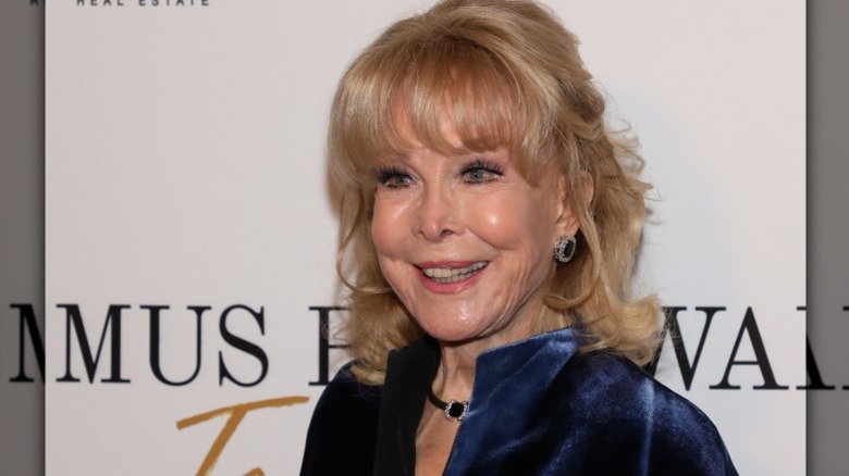 Barbara Eden lors d'un événement en 2023 portant des saphirs et du bleu