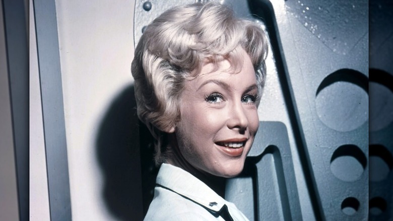 Barbara Eden sur le tournage des années 1961 "Voyage au fond des mers"