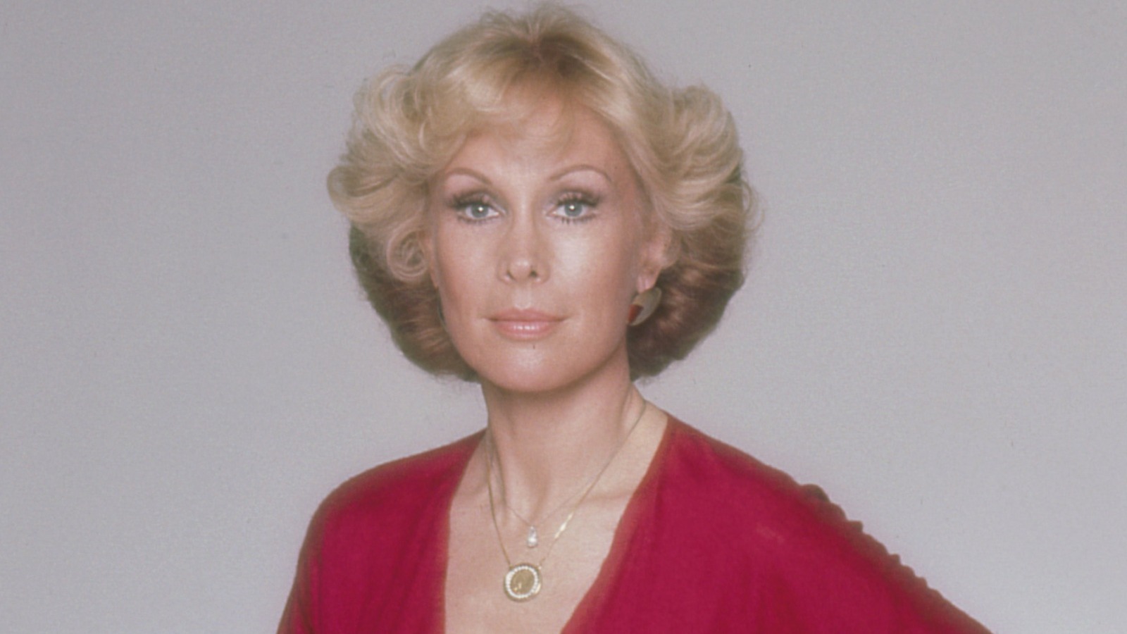 7 superbes coiffures de Barbara Eden à reproduire si vous avez les cheveux courts