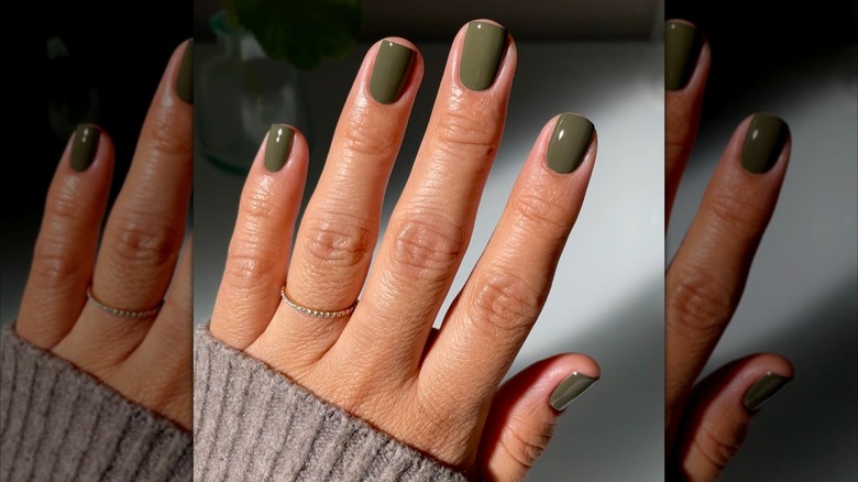 Gros plan d'une manucure vert olive.