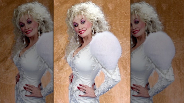 Un portrait de Dolly Parton en blanc de 1989.