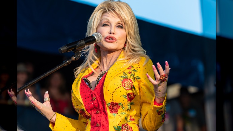 Dolly Parton se produit au Newport Folk Festival en 2019.