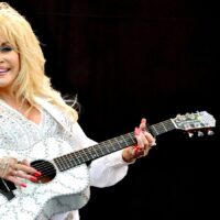 7 manucures Flashy Dolly Parton qui lui ont assuré sa place de reine de l'acrylique
