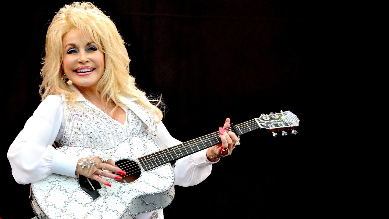 7 manucures Flashy Dolly Parton qui lui ont assuré sa place de reine de l'acrylique