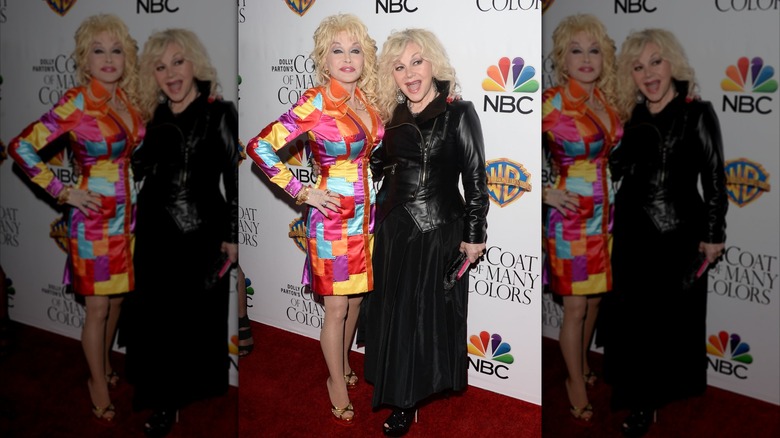 Dolly et Stella Parton à la première de "Le manteau multicolore de Dolly Parton" en 2015.