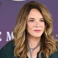 Stockard Channing, 82 ans, étourdit lors d'une rare apparition publique et nous donne une grande inspiration capillaire