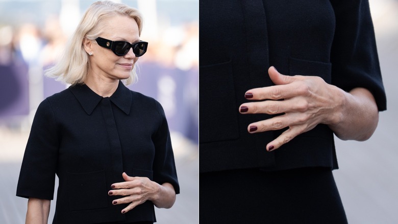 Pamela Anderson porte du noir avec des lunettes de soleil noires et une manucure cerise noire.
