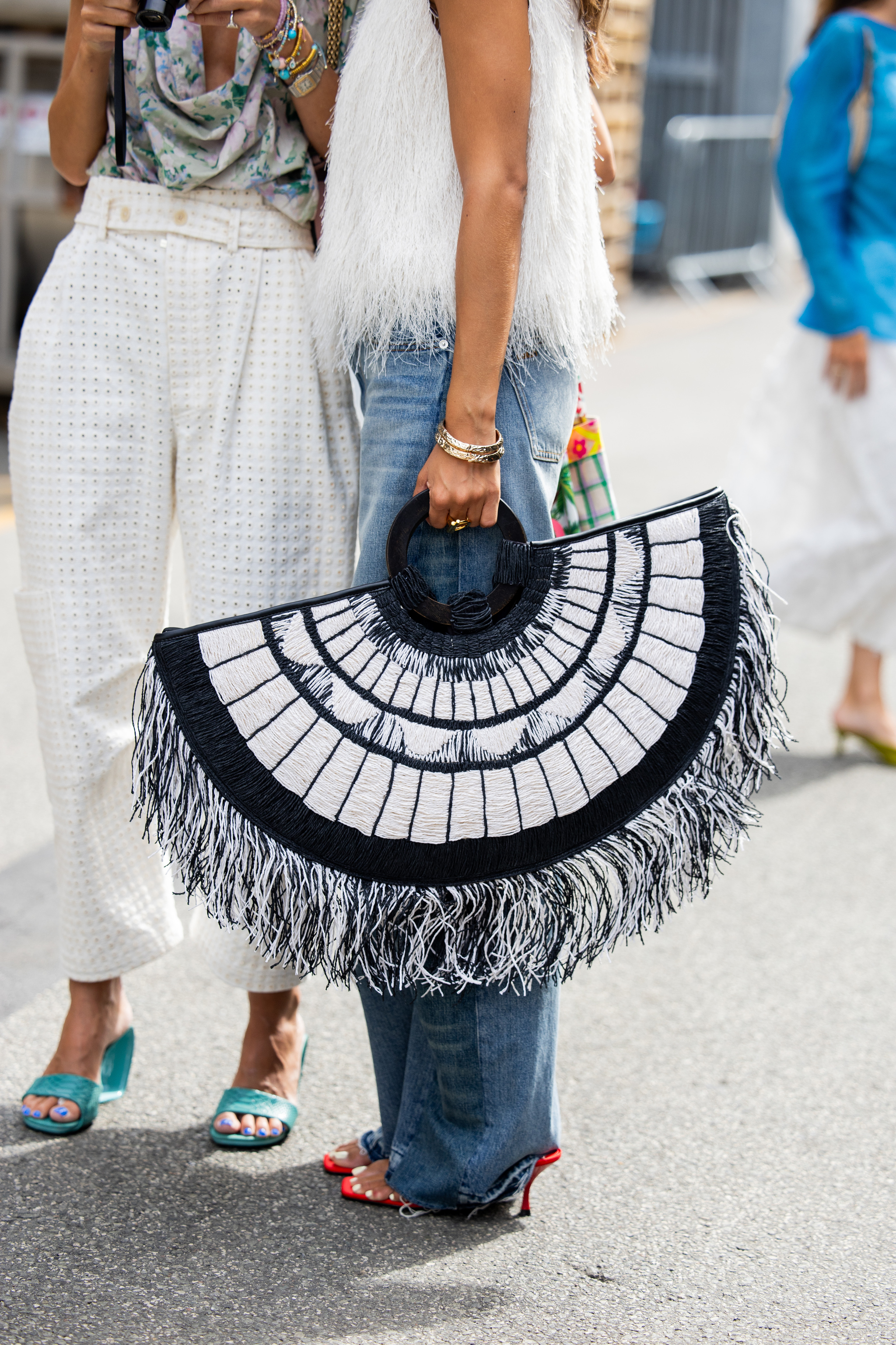 Sac à franges en forme de croissant.