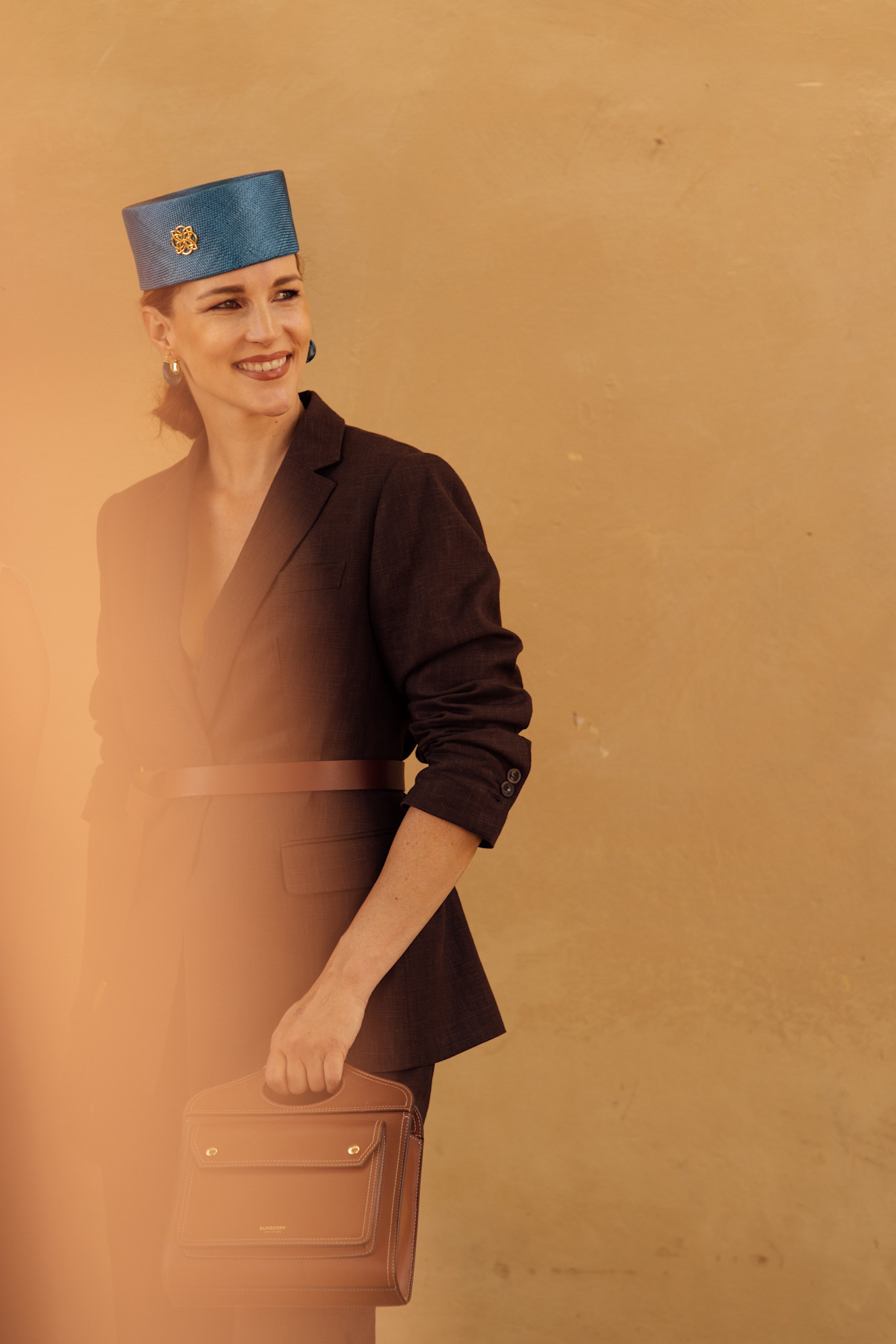 Le blazer se porte serré à la taille.