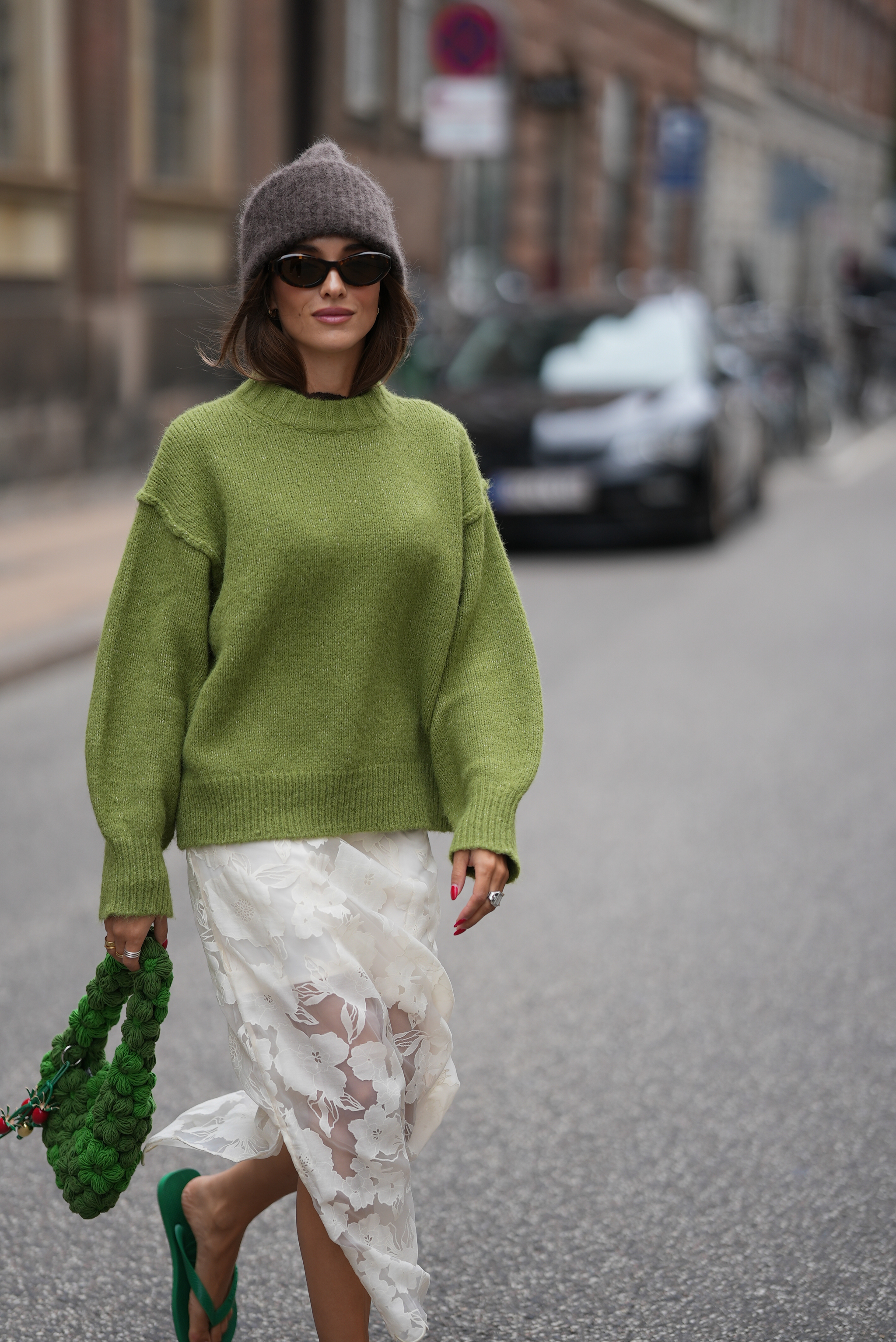 Jupe en dentelle + pull oversize, la combinaison tendance.