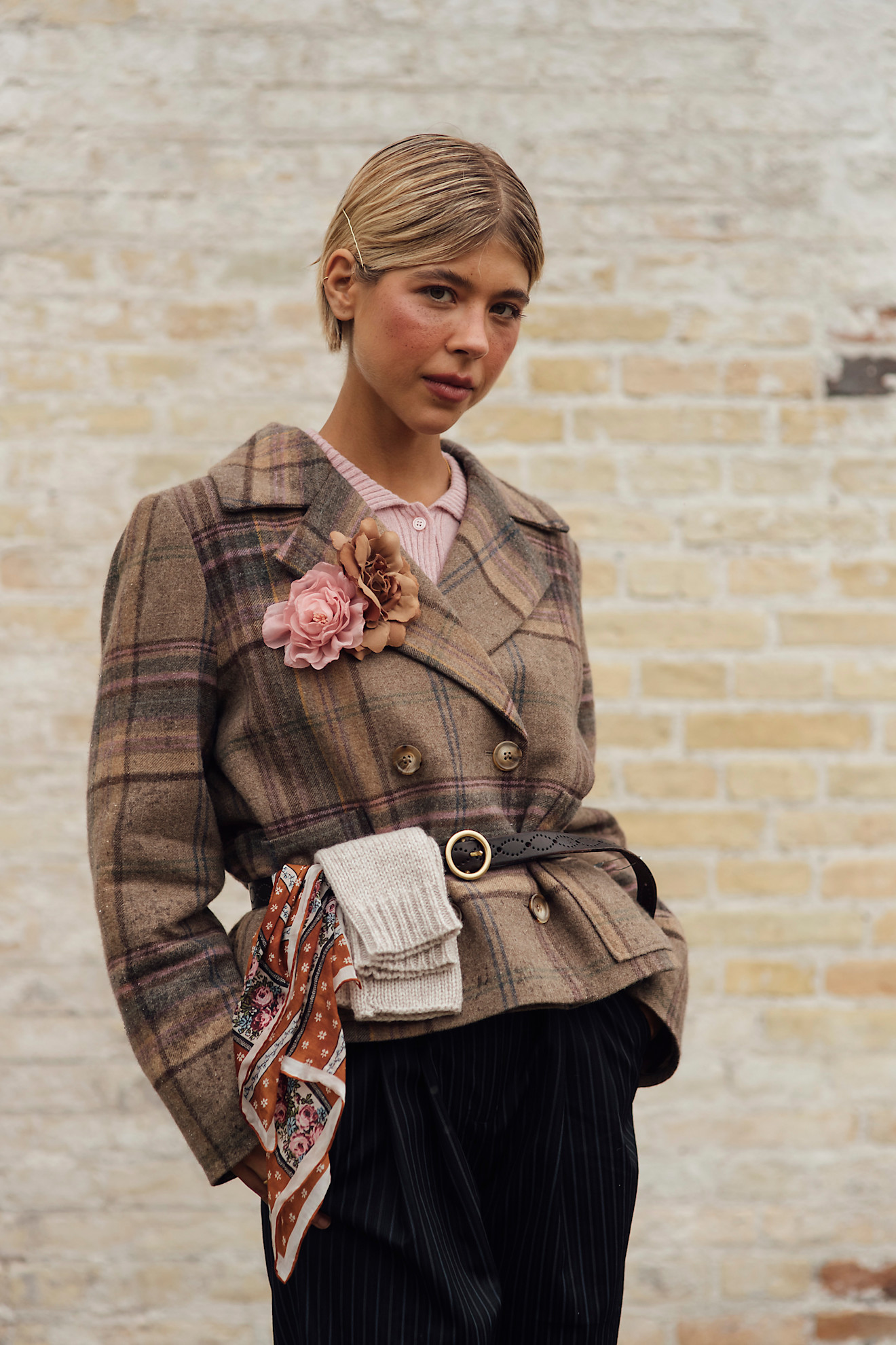 Look street style avec veste et ceinture.
