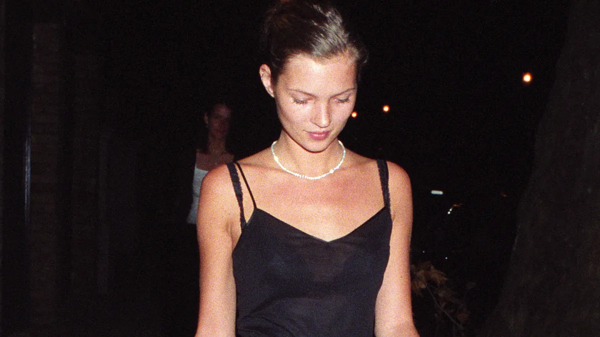 Alerte tendance ! La jupe qui a rendu fou les réseaux sociaux n'est pas la jupe bohème ni la lingerie mais la préférée de Kate Moss dans les années 90