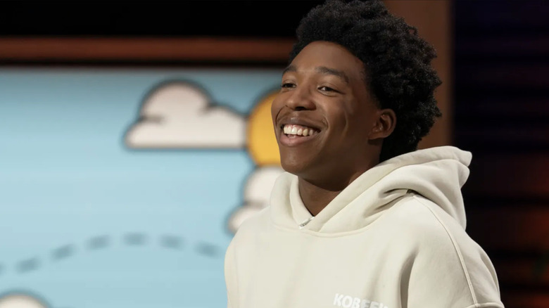Gros plan de Kobe Harris dans un sweat à capuche beige