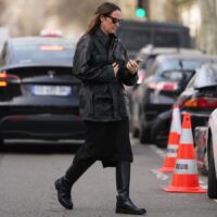 Cette tenue tendance jupe et bottes est l’un des looks les plus en vogue de l’automne 2026