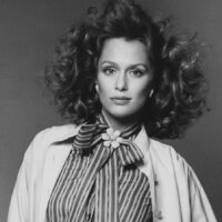 2026 contre 1974 : le mannequin Lauren Hutton a toujours été capable de porter une combinaison puissante