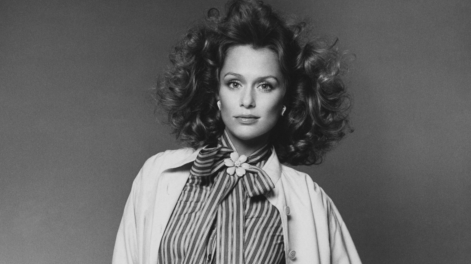 2026 contre 1974 : le mannequin Lauren Hutton a toujours été capable de porter une combinaison puissante