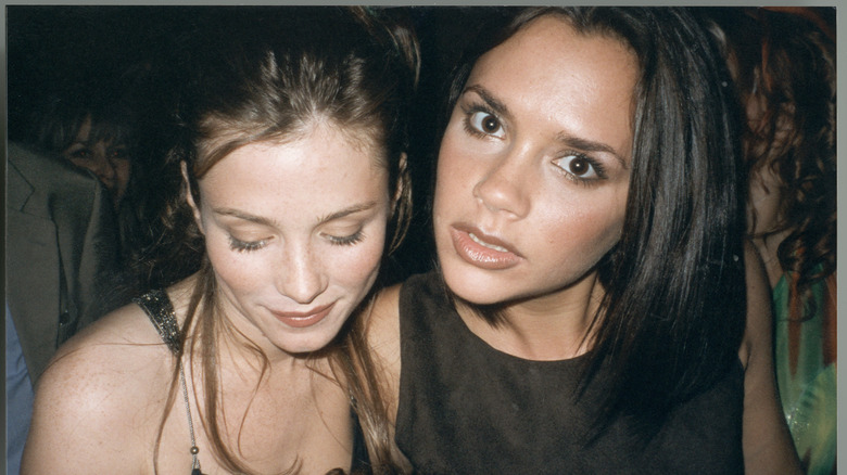 Victoria Beckham posant avec Anna Friel en 1995