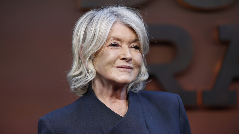 Martha Stewart porte une tenue bleu marine en 2026.