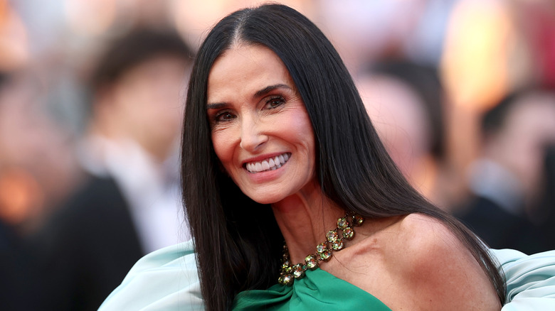 Demi Moore posant dans une robe verte avec un décolleté orné de bijoux en 2026.