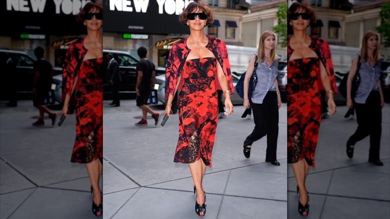 Halle Berry dans une robe rouge et noire imprimée à New York en mai 2026