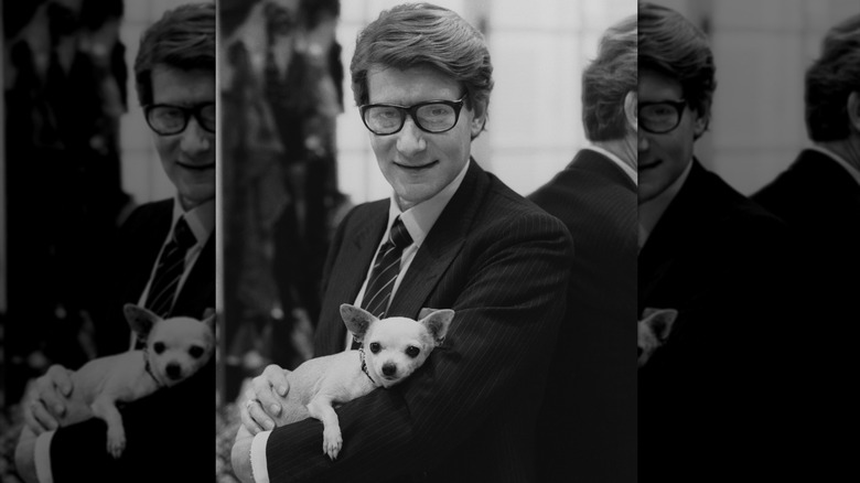 Yves Saint Laurent porte des lunettes et fait un câlin à un chihuahua