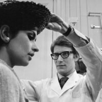 Citation du jour par Yves Saint Laurent : « J'ai appris que ce qui est important dans une robe est… »