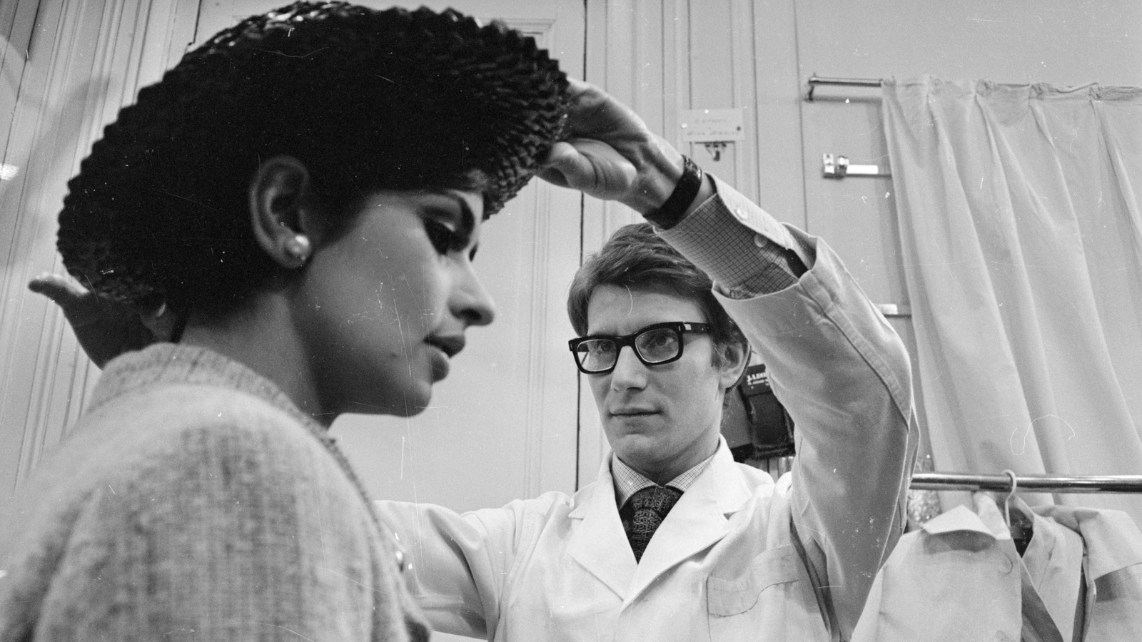 Citation du jour par Yves Saint Laurent : "J'ai appris que ce qui est important dans une robe est..."