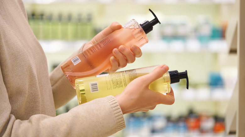 Une personne comparant deux produits
