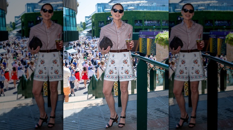 Minnie Driver posant à Wimbledon en 2026 dans une tenue décontractée, les cheveux tirés en arrière.
