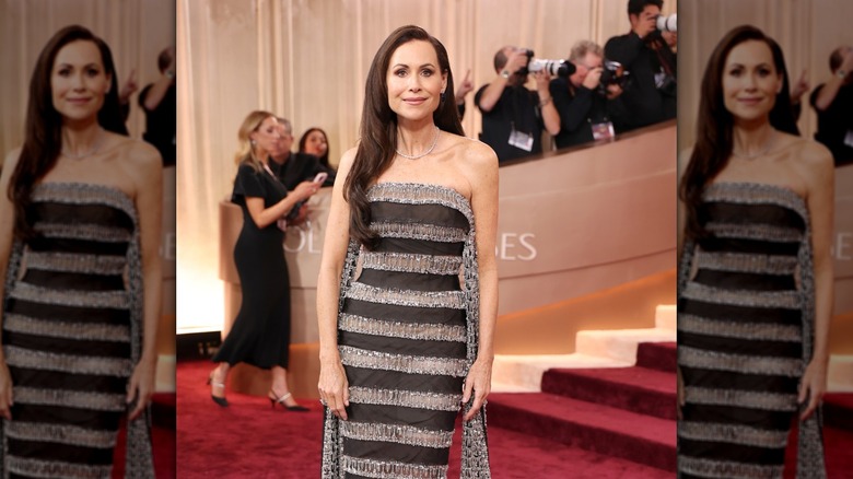 Minnie Driver sur le tapis rouge des Golden Globes dans une robe bustier rayée aux cheveux lisses et lisses.