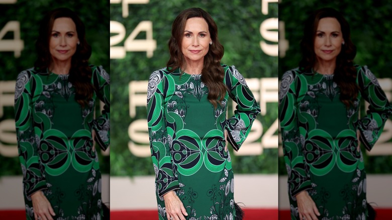 Minnie Driver portant une robe cupidité sur le tapis rouge avec des vagues lâches dans les cheveux.