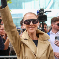 Céline Dion, 58 ans, nous rappelle que personne ne fait le street style comme elle dans un trench beige chic