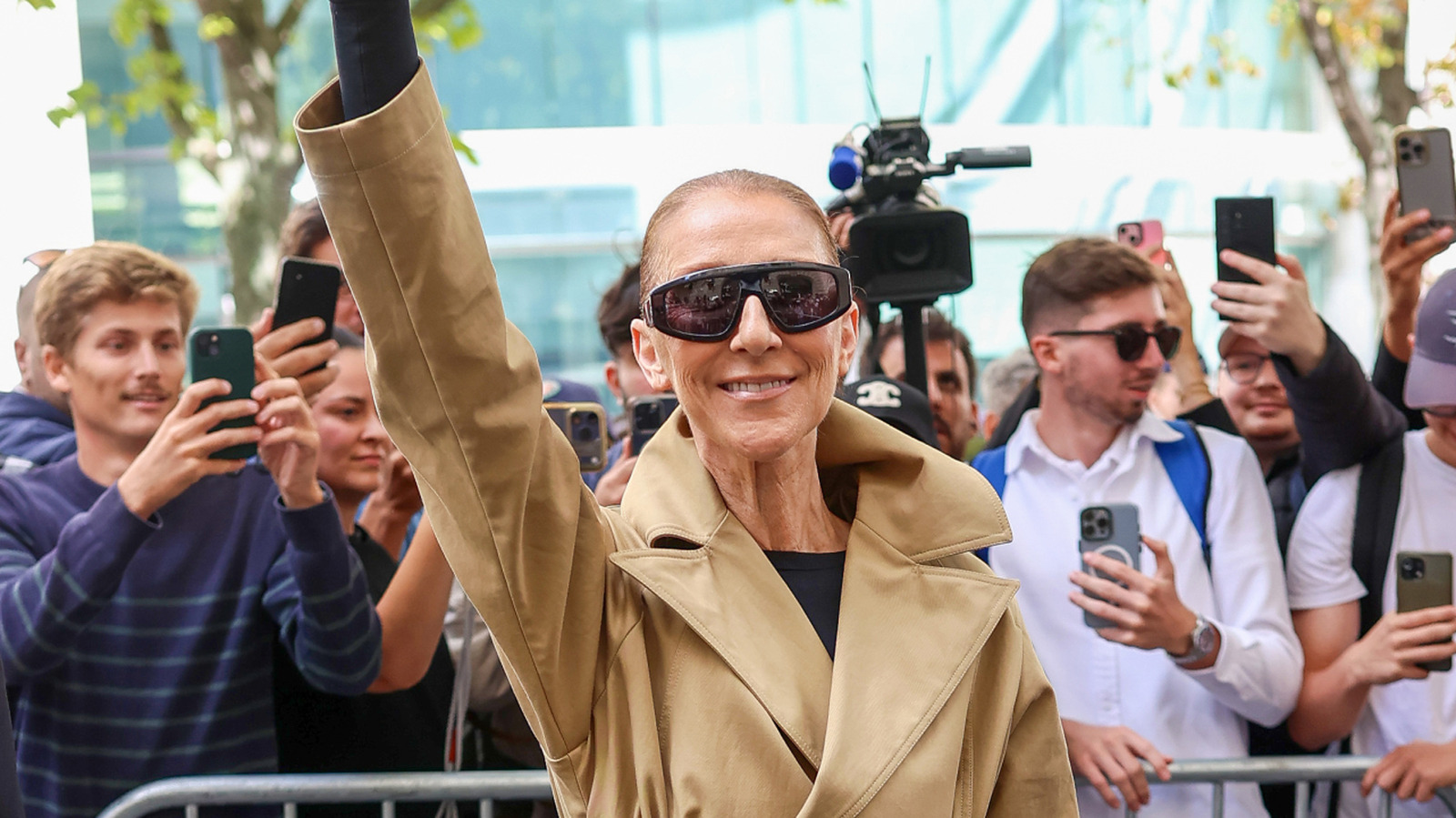 Céline Dion, 58 ans, nous rappelle que personne ne fait le street style comme elle dans un trench beige chic