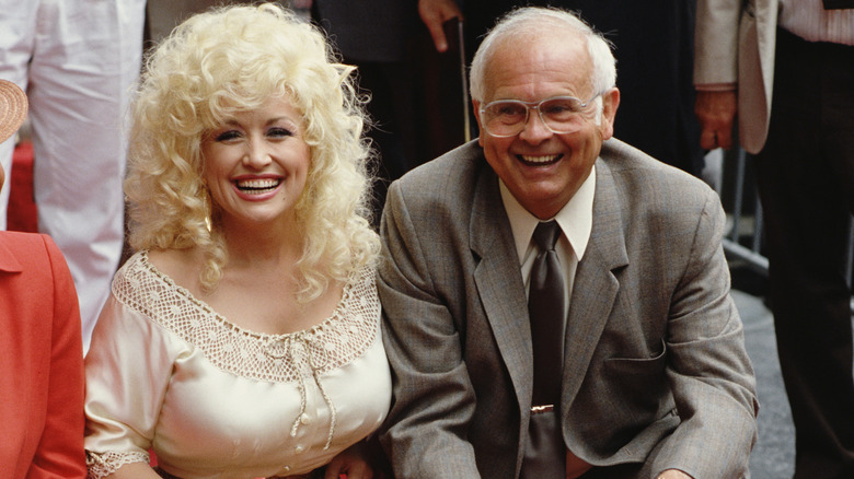 Dolly Parton sur le Hollywood Walk of Fame en 1984 lors de sa cérémonie d'étoile.