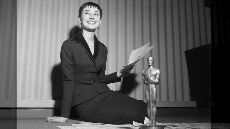 Audrey Hepburn lors d'une conférence de presse le lendemain de son Oscar de la meilleure actrice lors de la 26e cérémonie annuelle des Oscars à New York en 1954.