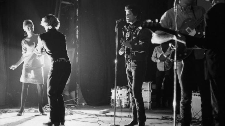 Le Velvet Underground se produit sur scène avec Edie Sedgwick et Gerard Malanga dansant.