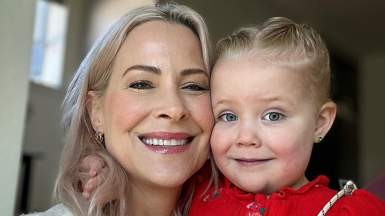 Brittany Daniel et sa fille sourient sur un selfie