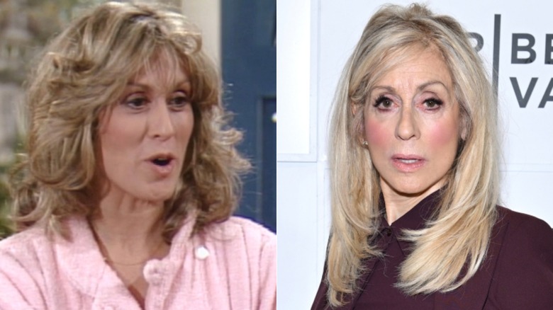 Judith Light dans un épisode de "Qui est le patron" à gauche et aux cheveux longs et raides portant une blouse bordeaux en 2026 à droite.