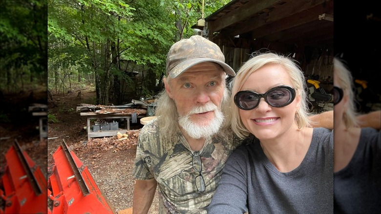 Danielle Parton pose pour un selfie avec un proche.