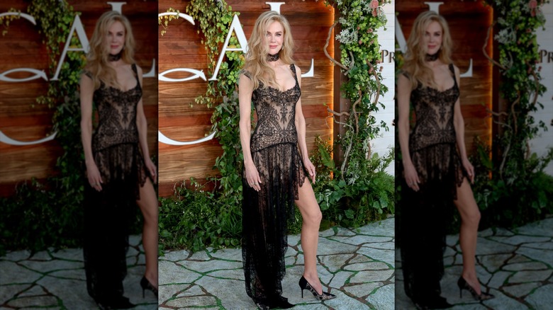 Nicole Kidman portant une robe en dentelle transparente et un tour de cou