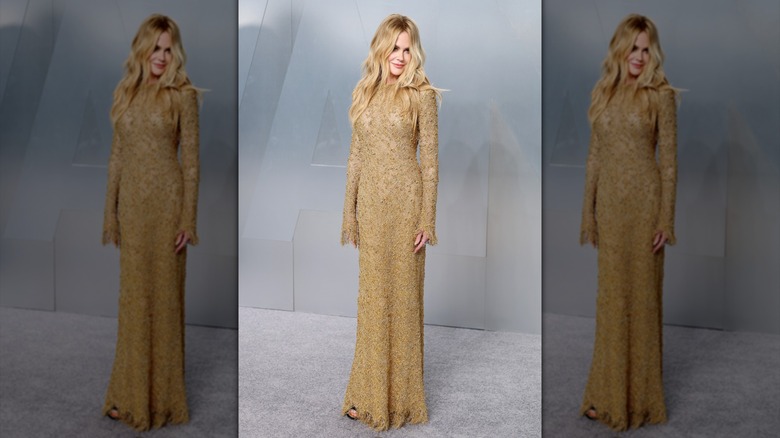 Nicole Kidman dans une robe dorée à manches longues