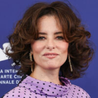 Parker Posey réalise le renouveau capillaire des années 70 au Festival du film de Venise et nous sommes obsédés