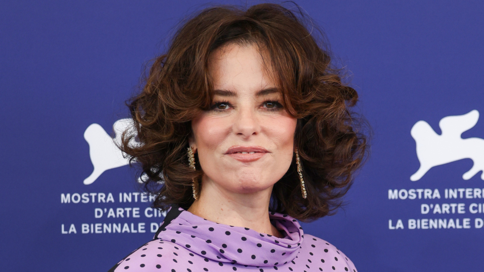 Parker Posey réalise le renouveau capillaire des années 70 au Festival du film de Venise et nous sommes obsédés